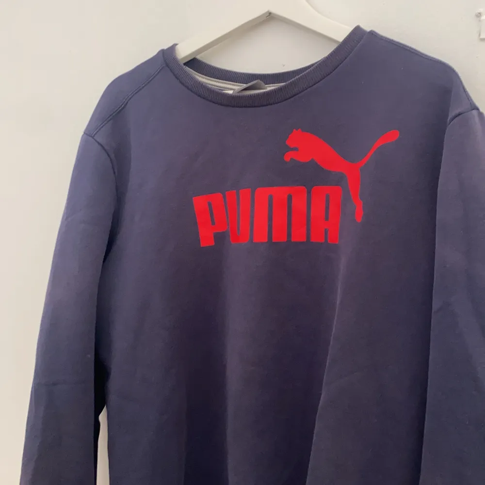 Marinblå Puma sweatshirt i storlek M, passar S. Tröjor & Koftor.