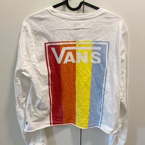 Vit cropad långärmad tröja ifrån Vans  - En vit långärmad, lite cropad tröja ifrån Vans. Mjuk och fin kvalitet, använd ett fåtal gånger 🖤