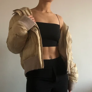 Y2k dunjacka - Riktigt varm och mysig dunjacka från river island. Stilen är y2k och jackan har fina detaljer, den är sparsamt använd:)