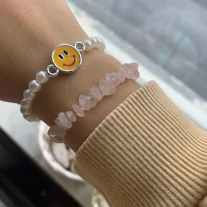 Armband - Fina armband som jag har gjort själv! Ena är med rosequarts kristaller! Båda för 100kr ❤️