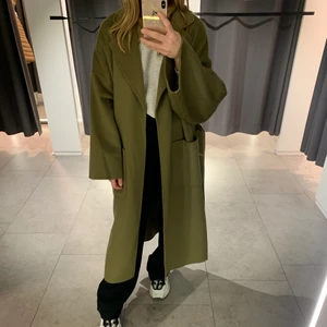 Grön ull kappa - Höstig grön ull kappa i storlek large , är själv en small så sitter oversized på mig! Köptes förra hösten för 1999:- men knappt använd. 