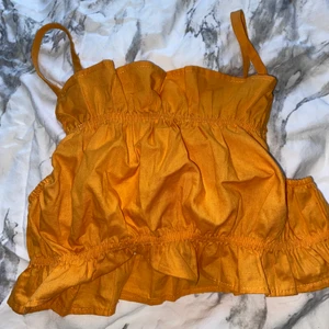 Två fina toppar i vit och orange - Säljer nu mina fina toppar från h&m, vet inte vad jag köpte dom för men nästan oanvända. Säljer enskilt för 70kr och båda tillsammans för 100kr. Ser som nya ut och säljer pga att dom inte passar mig så bra.