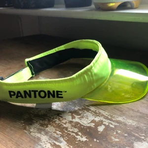 Neongul skärmkeps - Neongul skärmkeps från Pantone Bershka. Justerbar i storlek 