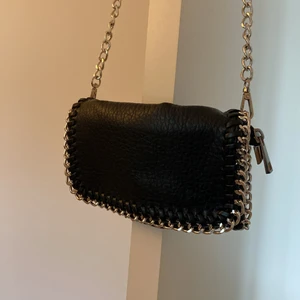 Tiamo väska  - Superfin tiamo väska som inte kommer till användning använt fåtal gånger men är som ny❤️(priset kan diskuteras) och väskan har inga skador eller fläckar Nypris 450kr