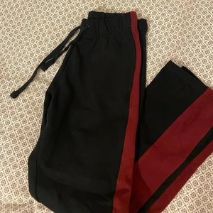 Svarta Mjukisbyxor ❤️ - Raka/vida Svarta mjukisar med röd resår på sidan ❤️ helt nya! Endast testade  Passar om man e kort !! 