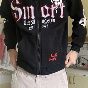 Fet ” Y2K ” stil Hoodie smort  - P🔥hoodie med feta tryck ,patches o embroidery  överallt.  Älskar hoodien. Riktigt bra passform, och tjockt material som gör den perfekt för kallare tider.   KVALITET 10/10     SKICK 9/10  (inte insatt så har ej koll på märke).     Lågt pris då jag vill sälja fort PASSA PÅ✌️😄 