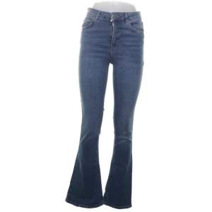 Säljer mina blåa Bootcut jeans från Gina Tricot i storlek M. Pris kan diskuteras och köparen står för frakten! 💓