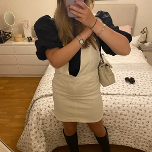 Vit hängselklänning i Jeans - Säljer min vita hängselklänning i jeans från H&M Studio i storlek 36 🌙  pris kan diskuteras och köparen står för frakten!💓