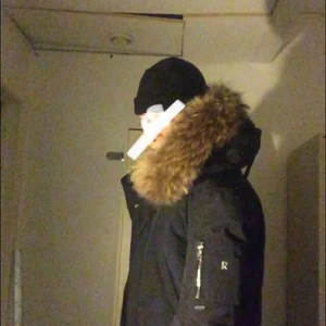 Vinterjacka päls (C Goose liknande - En riktigt bra vinterjacka. Har köpkvitto och alla prislappar kvar på denna oxå! Älskar men har massa vinterjackor. Ser ut som en bra blandning av en Canada Goose och en Moose knuckles. Lika snygg Med päls som utan jag brukar variera men päls ingår. Funkar till höst o kall kall vinter! Kvalitet o skick : 11/10.   Detta är en vinterjacka man kan ha i många år passa på!  Kosta runt 4000:- kr ny MITT PRIS  1.299 OBS pris kan diskuteras vid snabb affär, NY Alla Prislappar KVAR!PREMIUM JACKA skynda