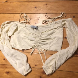 Beige/vit topp med söta snören - Köpte den för 200kr på na-kd x PAMELA. Prislappen sitter kvar! Magtröja, och otroligt bra kvalite!