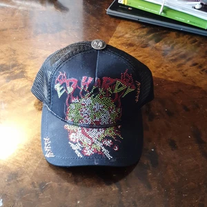  Ed Hardy kepps  - Passar till båda kön och den är åkta .400 inklu frakt 