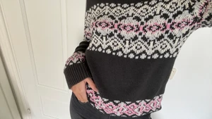 Stickad tröja med mönster  - Storlek 2 (M) , ganska långa armar 