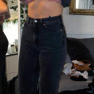 ett par vanliga svarta mom jeans som jag har slutat använda. Modellen heter Kimomo och är high waist.