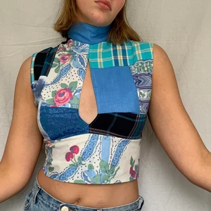 Egensydd topp - Jag är i storlek M och tar beställningar på just denna. Antingen ett ihop lappat tyg av mig som den blå på bilderna eller i ett enskilt tyg som den rosa. Knyte i ryggen vilket innebär att den är reglerbar!  Går att önska färger och mönster på tygerna! Hör av er vid intresse! Mer egensydda kläder på min Instagram Omgwowcoolt!