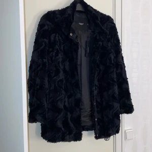 Kappa från vero moda - Supersnygg och skön kappa från Vero moda som är figurnära och passande till kallare dagar. Säljer den på grund av att den inte kommer till användo. Den är i storlek XS men passar S också. Den är helt ny, prislapp finns kvar. Köpt för 500 men säljer för 400. Priset går att diskuteras