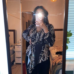 Mango - Skit snygg blus med lite detaljer, jätte bra skick är i storlek Xs men passar definitivt S🌸