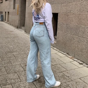 Sjukt snygga och populära Levis high loose jeans  - Sjukt snygga och populära ljusa Levis high loose jeans, älskar dessa så mycket så är så ledsen att jag måste sälja, dom har blivit lite små vid rumpan för mig så måste sälja dom. Nypris 1249kr. Dom är i väldigt bra skick, köparen står för frakt💕