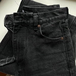 ZARA jeans - Säljer ett par svarta jeans ifrån Zara i storlek 36. 200kr. Köpt av en annan tjej här på Plick men de passade inte mig.