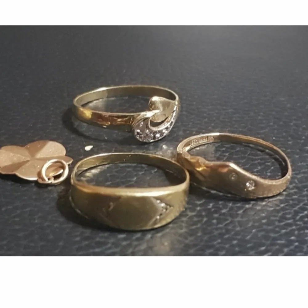 Äkta 18k guld 3  ringer  diamanter  , och en fixade 18k ring med stenar och en   hänge   ringer size är 16.5mm _ 17.5 mm och 18.5_19.5mm. Accessoarer.