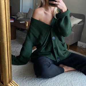 Grön stickad kofta - Ribbstickad kofta med knappar fram. Fin grön färg, perfekt till hösten! Har tyvärr klippt bort alla lappar så vet varken märke eller storlek. Jag är storlek XS och på mig är den stor. Bör passa allt från XS-L beroende på hur man vill ha passformen. PRIS KAN DISKUTERAS VID SNABB AFFÄR