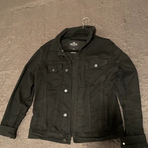 Jeans jacka - En svart jeans jacka från hollister med storlek S, använd fåtal gånger ser ut som ny, va inte riktigt min stil, köpt ny för 800kr mvh liam