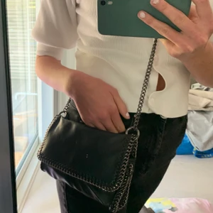 Liknande Stella McCarteny - En svart jätte snygg väska att använda till vardagen💗 Jätte fin utan på men lite smutsig inuti men inget som syns🤍hör av dig om du har några frågor eller vill ha fler bilder❤️                        Budgivning sker i kommentarerna💓Köparen står för frakten 
