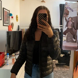 Svart dunjacka strl S - Fin dunjacka i skönt material, strl S