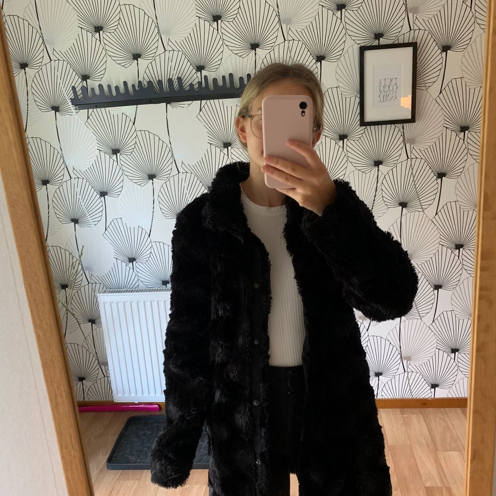 Säljer denna svarta jacka från vero moda. Det är en jacka medellång jacka men knäppning i fuskpäls som är i storlek xs. Det är en jacka som jag har använt men den är i ett väldigt bra skick. Det enda minuset som är men denna jacka är att den kan ludda av sig som man märker lite mer när man har ljusa plagg på sig.. Jackor.