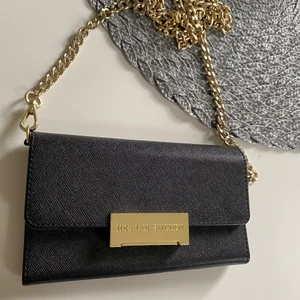 Mobilskal/väska till IPhone X - Säljer detta mobilskal som kan användas som en väska till mobil och kort. Super smidigt att ha med på utekväll. Säljer den då jag inte kan använda den längre. Använd ett fåtal gånger, i mycket fint skick. Dock behövs ett skal med magnet då det inte medföljer. iPhone X