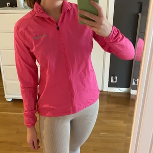 Träningsjacka SOC - Tunn rosa träningsjacka från SOC i storlek 34. Ficka där bak för exempelvis mobil eller nycklar.