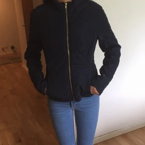 Storlek 34 - Den är jätte skön och den e fin och på riktigt kostar den på ägaren 1000kr men jag säljer den för 200kr