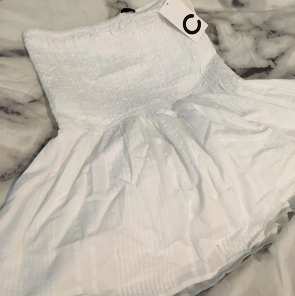 En vit kjol ifrån Cubus storlek XS, betalning sker via swish 💜💜. Kjolar.