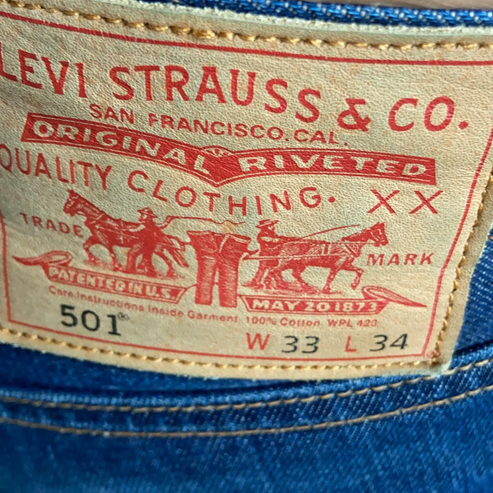 säljer denhär as snygga coola jeansen från Levis som är lågmidjade! har klippt dit ett hål på knät. Och jag är 178cm lång💕💕💕💕.    Nypris:450. Jeans & Byxor.