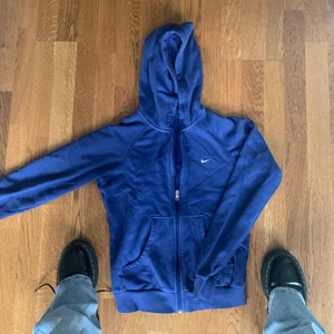Nike hoodie  - Hoodie ifrån Nike. Hyfsat bra skick💞