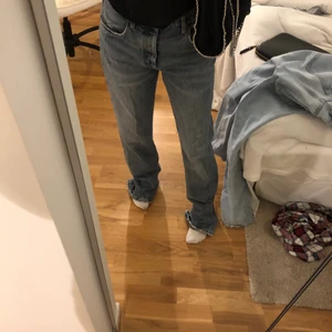 Mid rise straight zara jeans - Säljer dessa populära och helt slutsålda jeansen från zara. Säljer pga att jag köpte en för stor storlek. I mycket bra skick💕