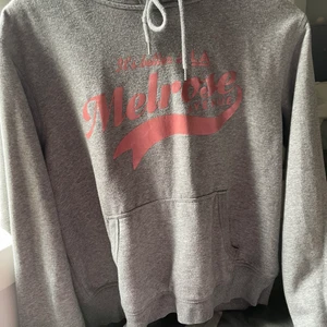 Grå hoodie  - Säljer nu en hoodie från H&M som nästan inte alls kommit till användning <3