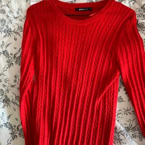jätte fin röd stickad tröja från gina som passar jättebra till vinter och jul sasongen!🥰😊