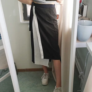 Lång omlottkjol I XS/S  - Lång omlottkjol i svart, mörkblå och vit i storlek S/XS. Knyts i midjan❤️❤️