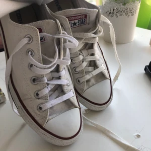 Vita låga converse - 200kr. Frakt 69kr💕