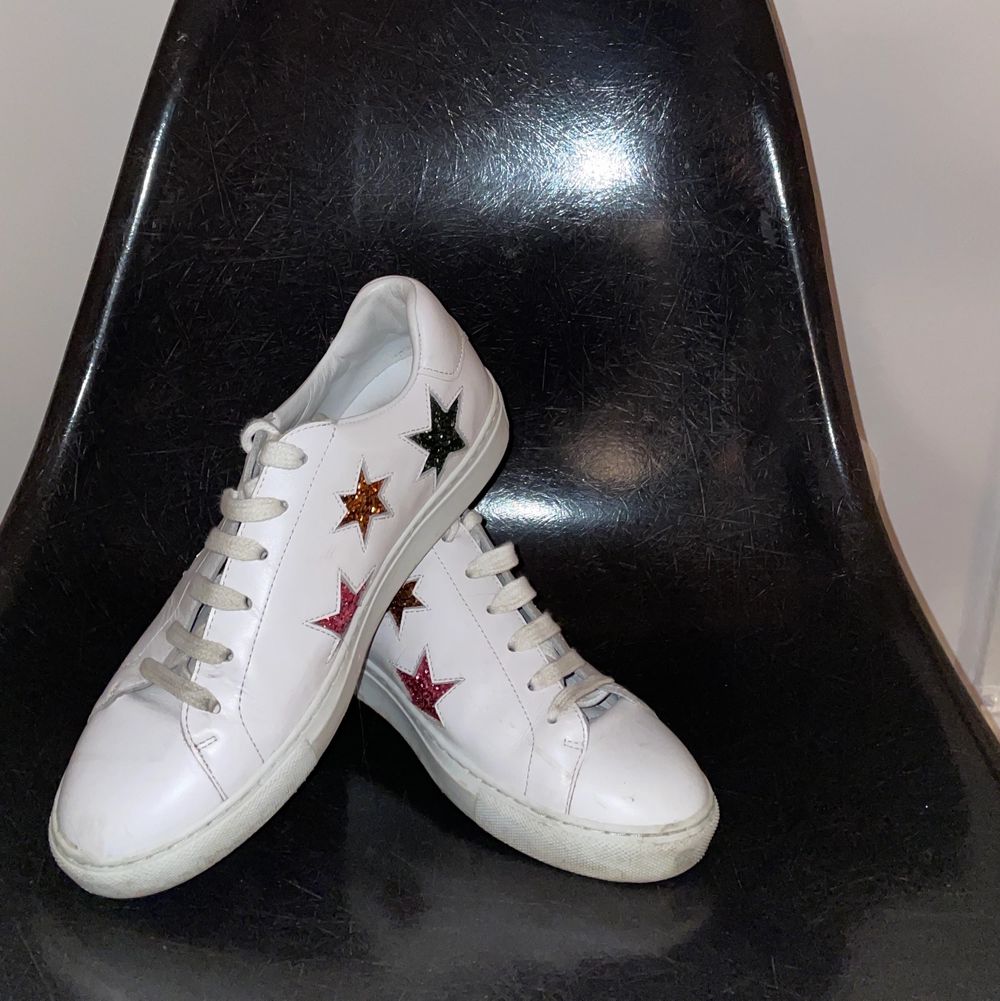 Använda ett fåtal gånger, fräscha läder sneakers från &otherstories. Stjärnor i paljetter på båda sidor, låga. Frakt tillkommer. Retail 890 kr. Skor.
