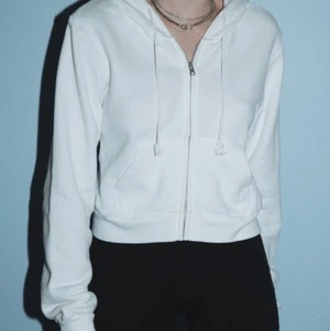 Brandy Melville cropped hoodie - Kort, croppad hoodie från Brandy Melville, använd ett fåtal gånger, i bra skick utan några fläckar eller märken. Köpt i San Diego. One size, frakt tillkommer 
