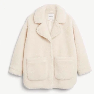 Jacka  - Teddyjacka från monki som inte längre finns att köpa! Använd ett fåtal gånger så ser därför så gott som ny ut! Det är en strl XS men större i storleken. Skulle säga att den är en lite större S. Nypris 700kr. Bilderna är lånade, skriv privat för fler 🤍 köparen står för frakt! 