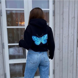 Svart hoodie  - En jättefin svart hoodie i jätte bra skick! Första bilden är lånad💕 nypris 600kr KÖP DITEKT FÖR 370kr