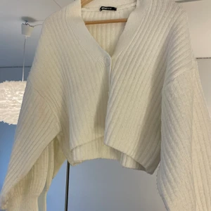 Stickad tröja - En jätte fin nästan oanvänd tröja💕 säljer för att den inte kommer till användning längre💗 köparen står för frakten