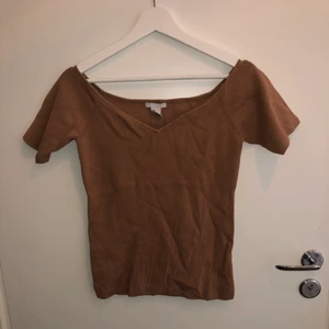 Storlek - S - En brun off shoulder tröja i storlek S ❤️