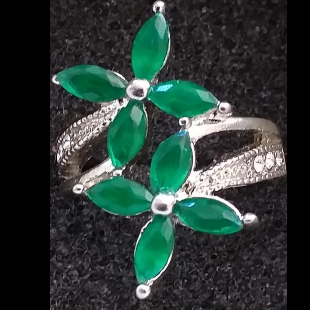 Äkta Ädelstenar smaragd 2 blommor silver starling925  ring size 17.5 / 18.5 mm. Accessoarer.