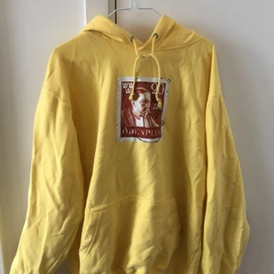 Gul vintage hoodie med rött tryck som ny - Jättefin gul hoodie med rött tryck och lång i ärmarna! 
