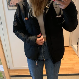 Ellesse jacka - Lite använd men i mycket bra skick. Perfekt vinterjacka som är varm. Har snöre som man kan dra åt där nere om man vill ha den kortare. Svart jacka med bra luva. Originalpriset runt 1000 kr tror jag. Om många är intresserade kan man buda.