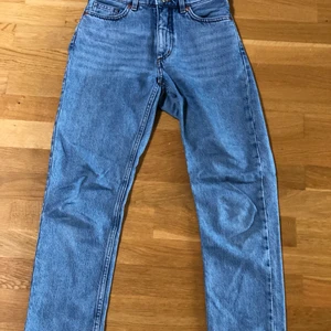 Blåa monki jeans  - Blåa monki jeans väldigt bra skick sällan använda!