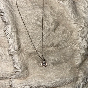 Lily and rose halsband - Säljer detta jätte fina halsband från Lily and rose, matchar perfekt till armbandet jag säljer här med! I modellen miss mirande necklace! Köpte för 299kr🤍 swarovski kristall 